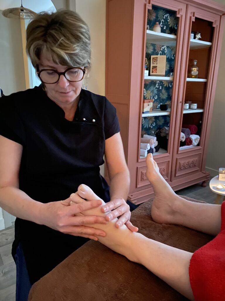 massage des pieds relaxant plantaire