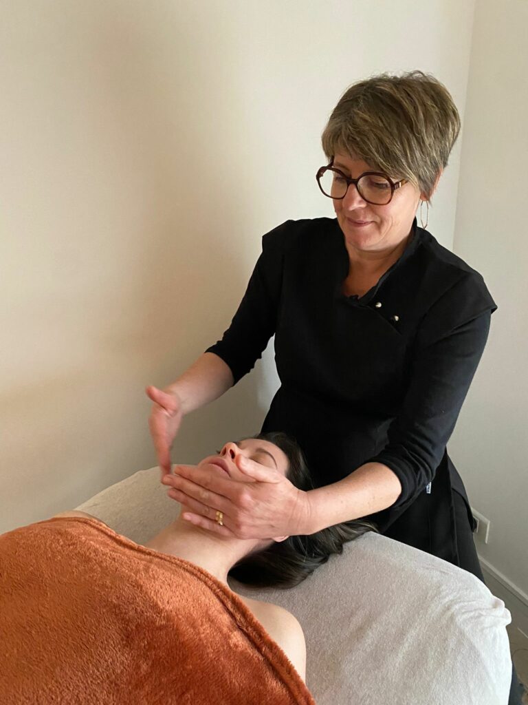 cecile massage corps et visage a une femme